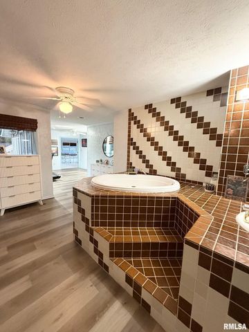 2 PINEWOOD Drive, Carbondale, IL 62901