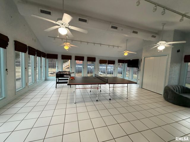 2 PINEWOOD Drive, Carbondale, IL 62901