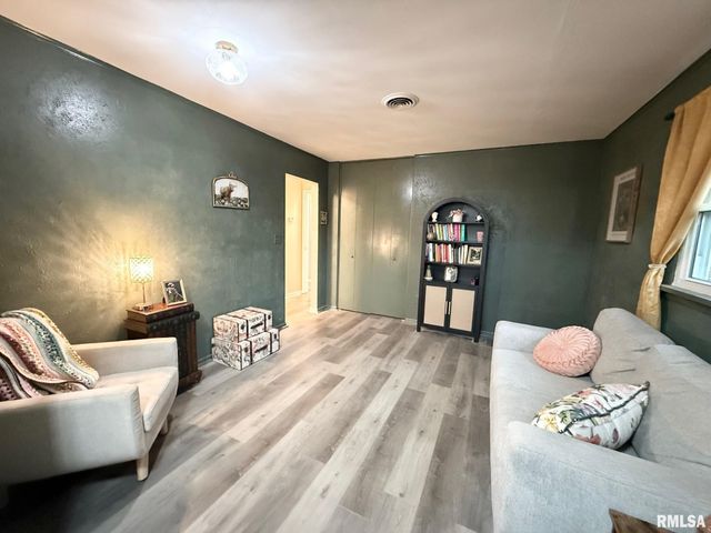 2 PINEWOOD Drive, Carbondale, IL 62901