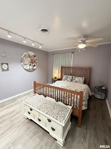 2 PINEWOOD Drive, Carbondale, IL 62901