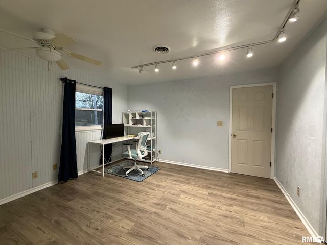 2 PINEWOOD Drive, Carbondale, IL 62901