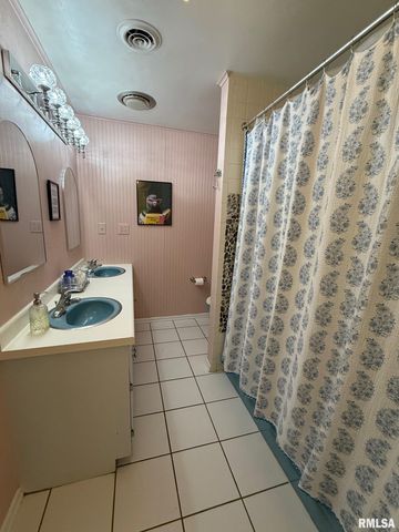 2 PINEWOOD Drive, Carbondale, IL 62901