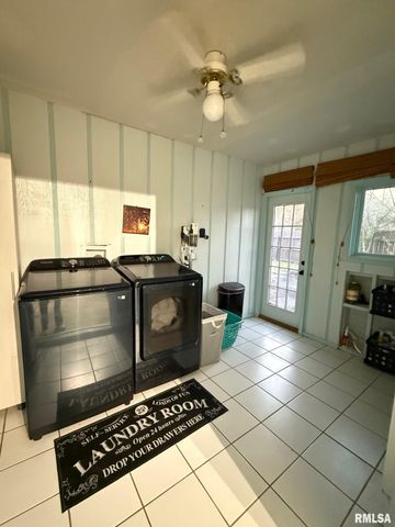 2 PINEWOOD Drive, Carbondale, IL 62901