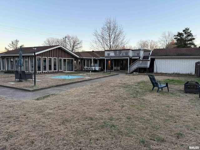 2 PINEWOOD Drive, Carbondale, IL 62901