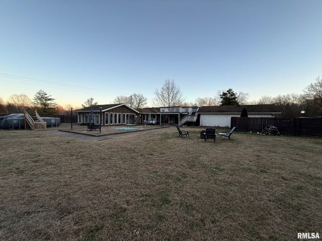 2 PINEWOOD Drive, Carbondale, IL 62901