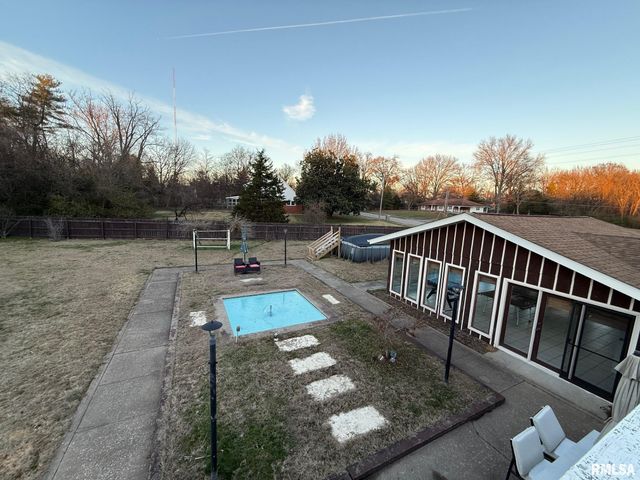 2 PINEWOOD Drive, Carbondale, IL 62901