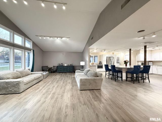 2 PINEWOOD Drive, Carbondale, IL 62901