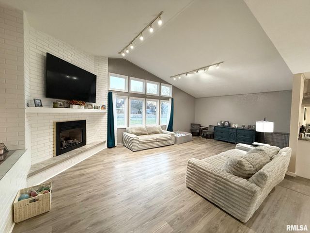 2 PINEWOOD Drive, Carbondale, IL 62901