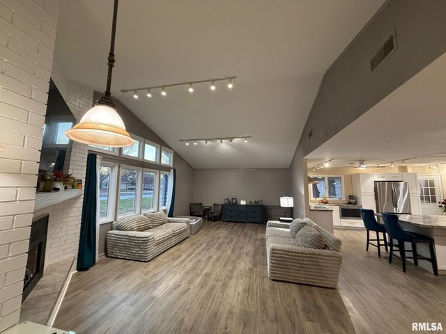 2 PINEWOOD Drive, Carbondale, IL 62901