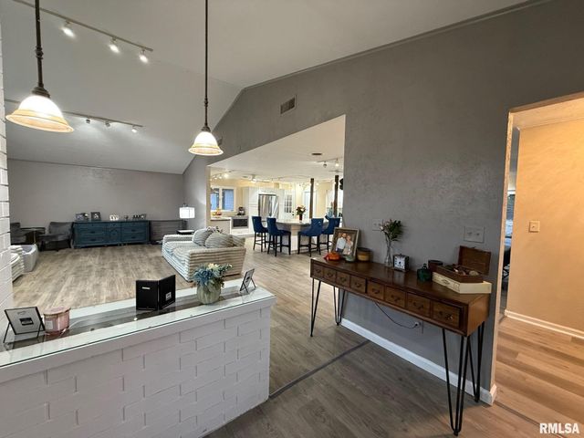 2 PINEWOOD Drive, Carbondale, IL 62901