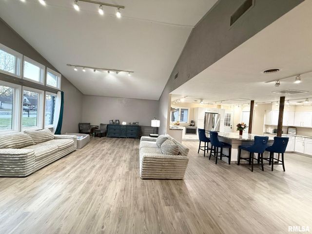 2 PINEWOOD Drive, Carbondale, IL 62901