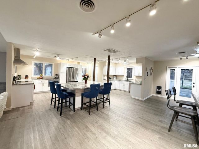 2 PINEWOOD Drive, Carbondale, IL 62901