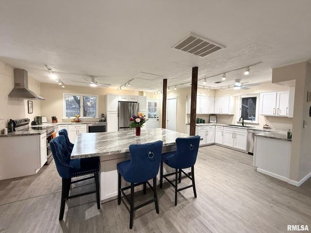 2 PINEWOOD Drive, Carbondale, IL 62901