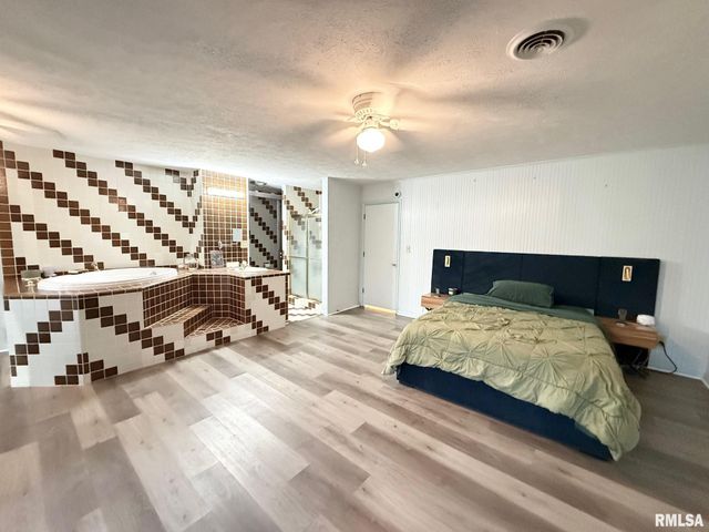 2 PINEWOOD Drive, Carbondale, IL 62901