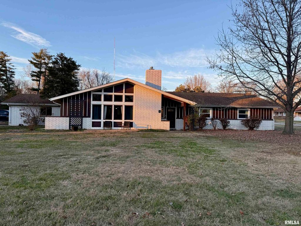 2 PINEWOOD Drive, Carbondale, IL 62901