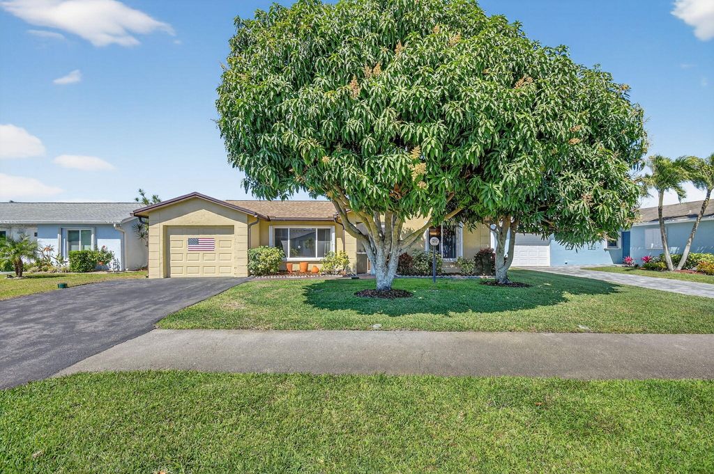 7352 Pine Forest Circle, Lake Worth, FL 33467