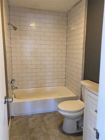 8220 Glenview Drive D, Houston, TX 77017