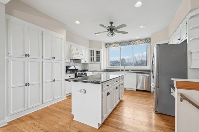 221 Crystal DRIVE, Hartland, WI 53029