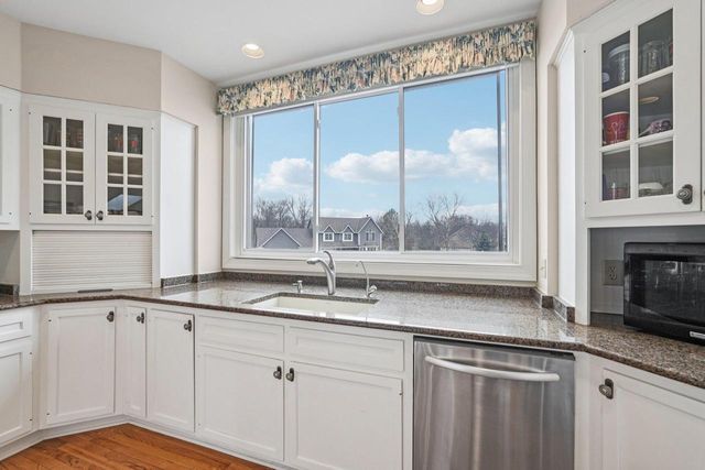 221 Crystal DRIVE, Hartland, WI 53029