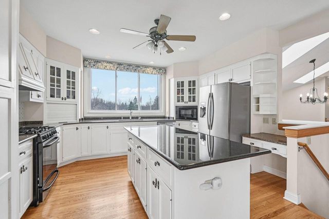 221 Crystal DRIVE, Hartland, WI 53029