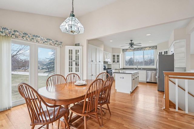 221 Crystal DRIVE, Hartland, WI 53029