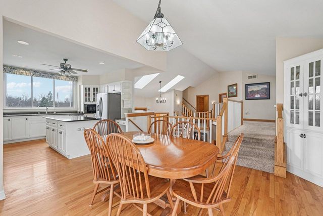 221 Crystal DRIVE, Hartland, WI 53029