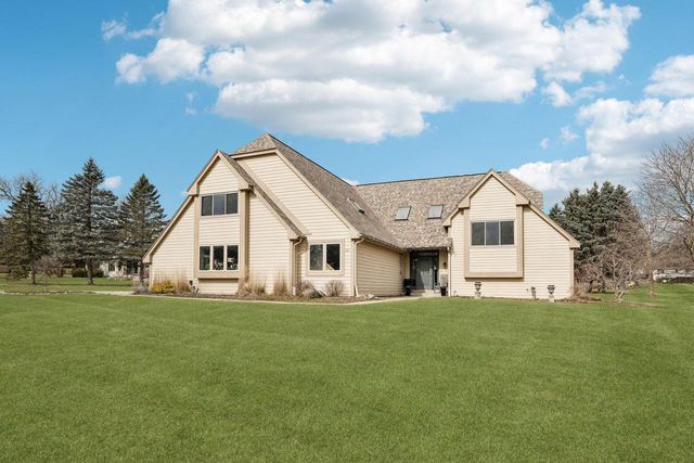221 Crystal DRIVE, Hartland, WI 53029