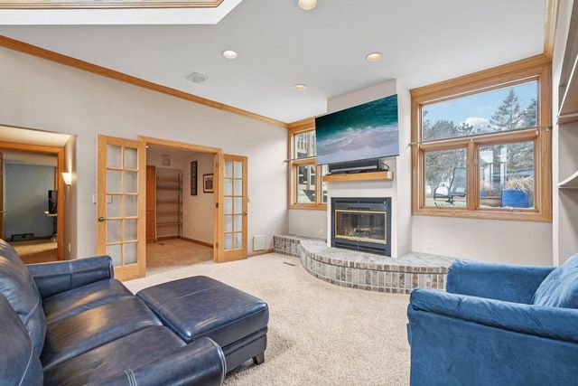 221 Crystal DRIVE, Hartland, WI 53029