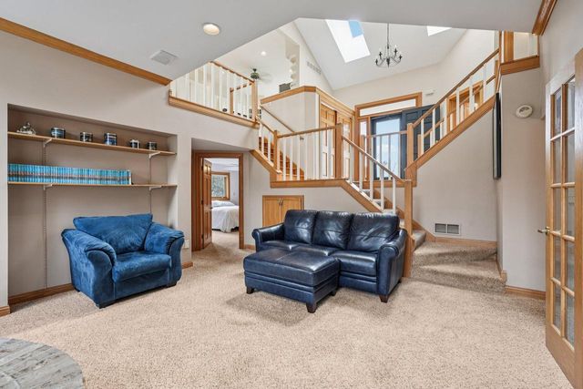 221 Crystal DRIVE, Hartland, WI 53029