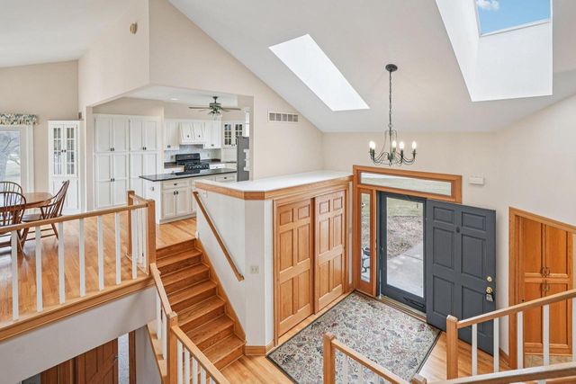 221 Crystal DRIVE, Hartland, WI 53029