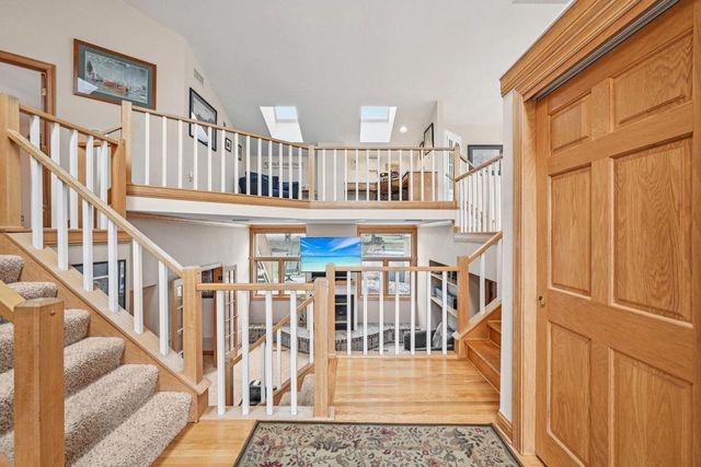 221 Crystal DRIVE, Hartland, WI 53029