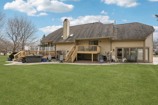 221 Crystal DRIVE, Hartland, WI 53029