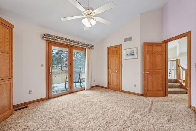 221 Crystal DRIVE, Hartland, WI 53029