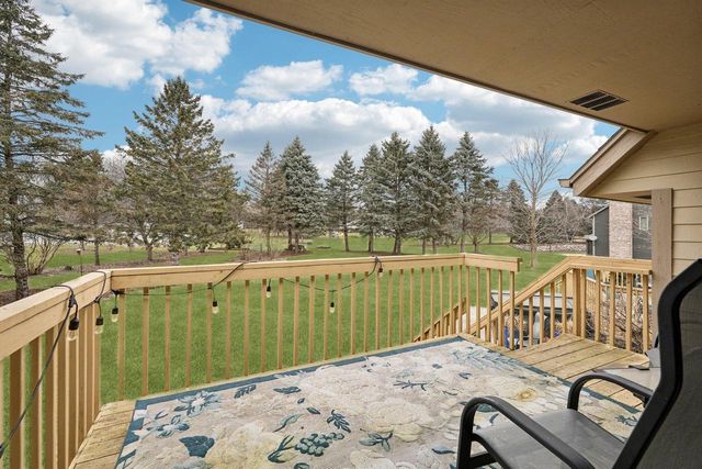 221 Crystal DRIVE, Hartland, WI 53029