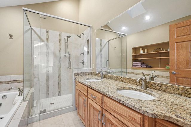 221 Crystal DRIVE, Hartland, WI 53029