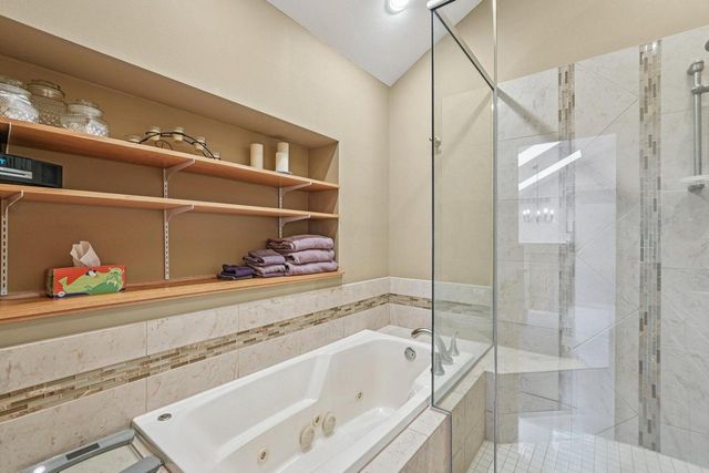 221 Crystal DRIVE, Hartland, WI 53029