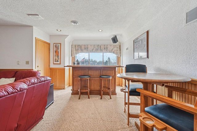 221 Crystal DRIVE, Hartland, WI 53029