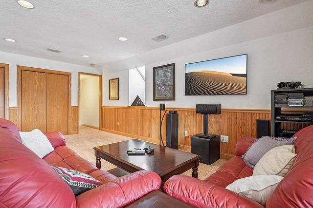 221 Crystal DRIVE, Hartland, WI 53029