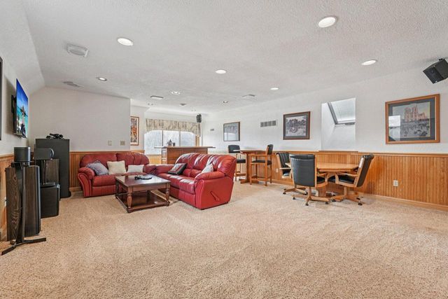 221 Crystal DRIVE, Hartland, WI 53029