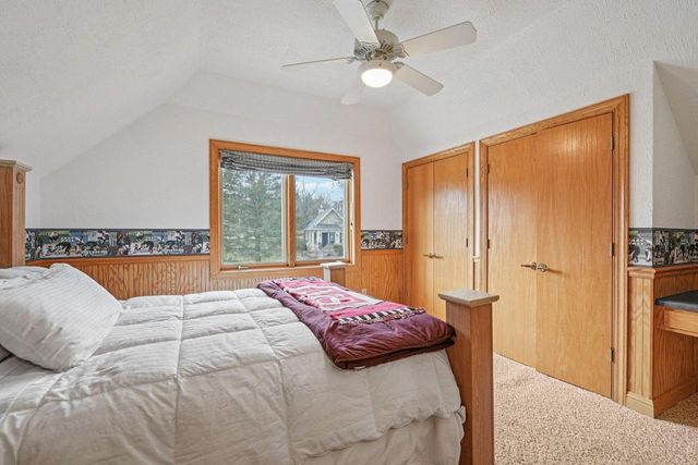 221 Crystal DRIVE, Hartland, WI 53029