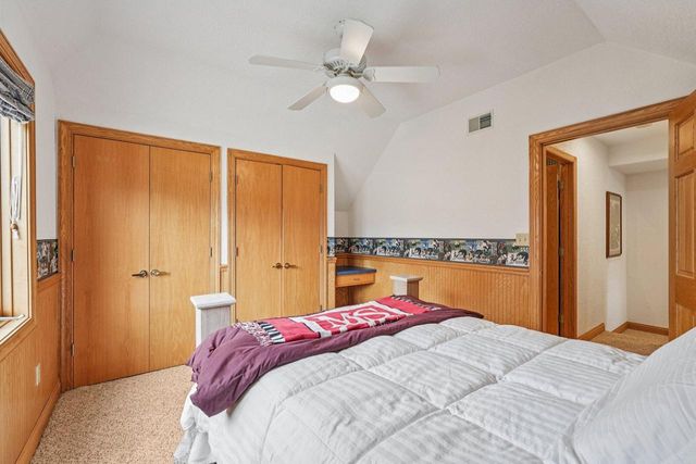 221 Crystal DRIVE, Hartland, WI 53029