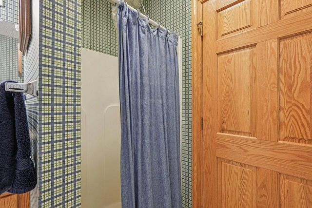 221 Crystal DRIVE, Hartland, WI 53029