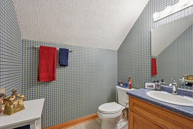 221 Crystal DRIVE, Hartland, WI 53029