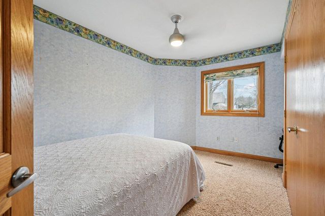 221 Crystal DRIVE, Hartland, WI 53029