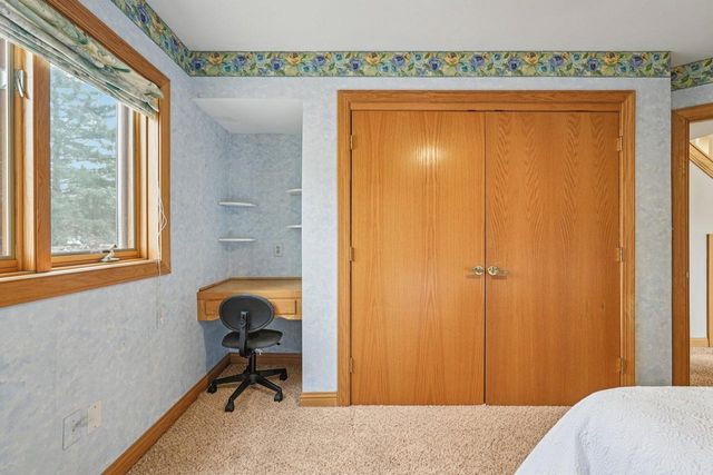 221 Crystal DRIVE, Hartland, WI 53029