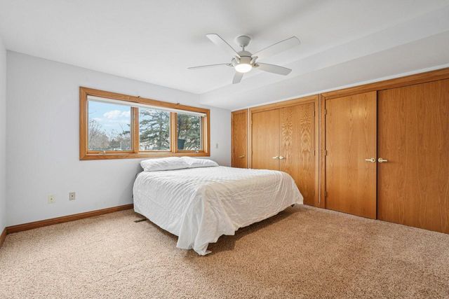 221 Crystal DRIVE, Hartland, WI 53029