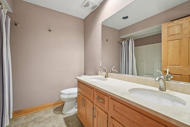 221 Crystal DRIVE, Hartland, WI 53029