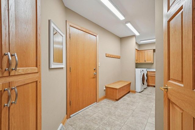 221 Crystal DRIVE, Hartland, WI 53029