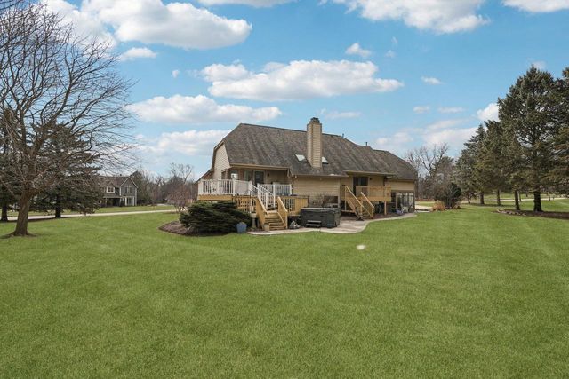 221 Crystal DRIVE, Hartland, WI 53029