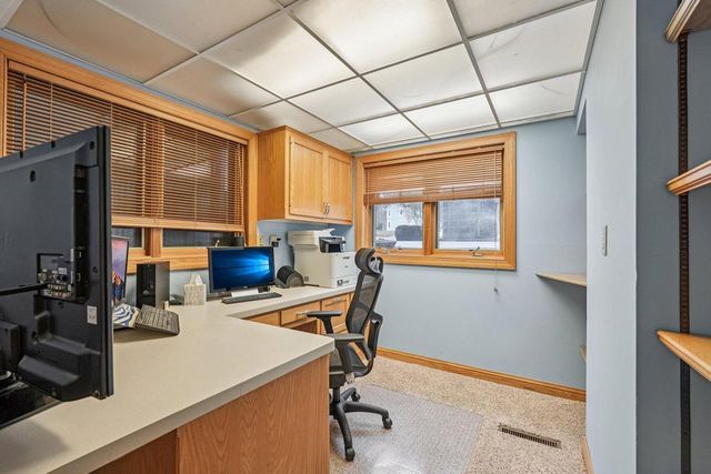 221 Crystal DRIVE, Hartland, WI 53029